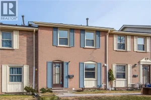 3-bedroom row / townhouse for sale in Kitchener — 27 Queenston Drive