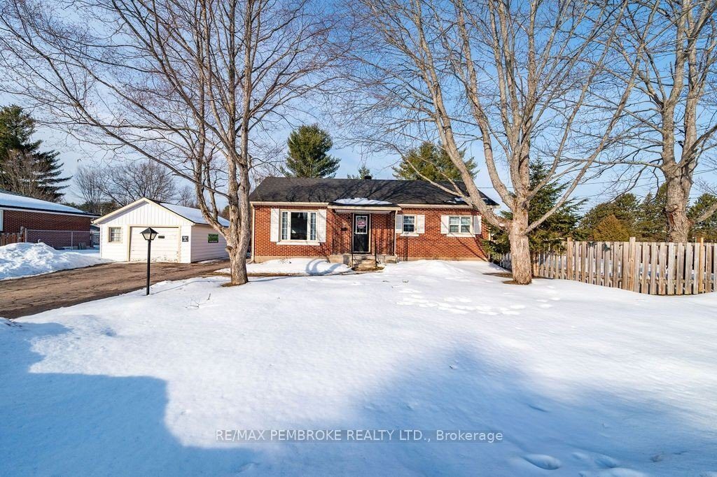 3-bedroom detached home for sale in Renfrew — 2 Oelke Street (Photo 1)