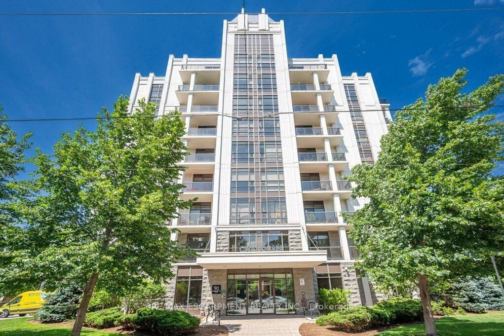 1-bedroom condo apartment for sale in Hamilton — 302 - 90 Charlton Avenue W (Photo 1)