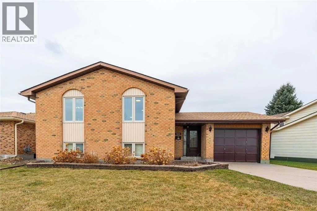 4-bedroom home for sale in Sarnia — 305 Oaklea Court (Photo 1)