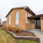 4-bedroom home for sale in Sarnia — 305 Oaklea Court (Photo 2)