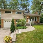 4-bedroom home for sale in Sarnia — 305 Oaklea Court (Photo 3)