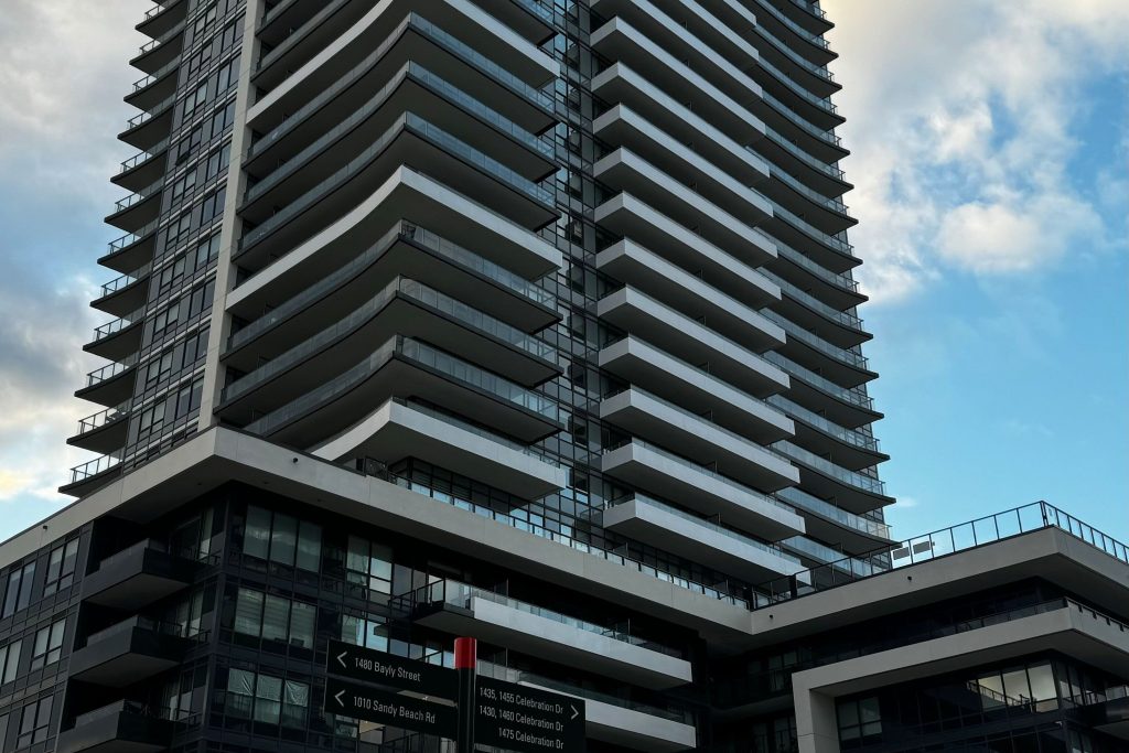 2-bedroom condo apartment for sale in Durham — 310 - 1000 The Esplanade N N/a (Photo 1)