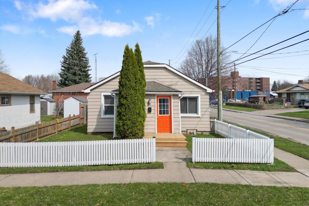 2-bedroom detached home for sale in Niagara — 31 Prospect Avenue (Photo 1)