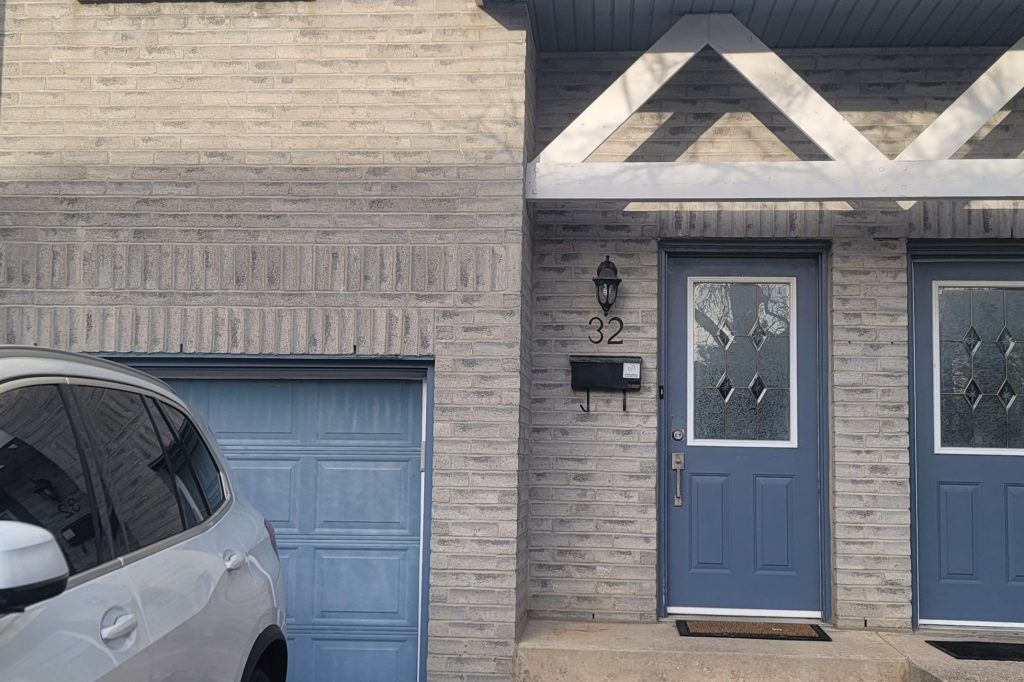 3-bedroom condo townhouse for sale in Waterloo — 32 - 589 Beechwood Drive N (Photo 1)