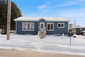2-bedroom single family residence home for sale in Waterford — 32 Nichol Street W