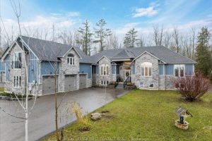 6-bedroom detached home for sale in Simcoe — 3500 Crescent Harbour Road