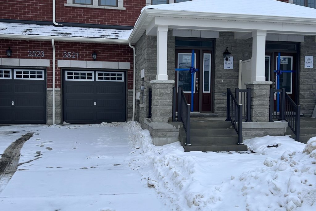 3-bedroom att/row/townhouse for rent in Pickering — 3521 Brickyard Drive (Photo 1)