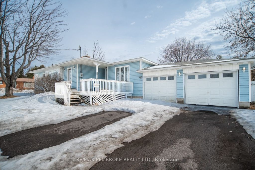 3-bedroom detached home for sale in Renfrew — 35 Mohns Avenue (Photo 1)