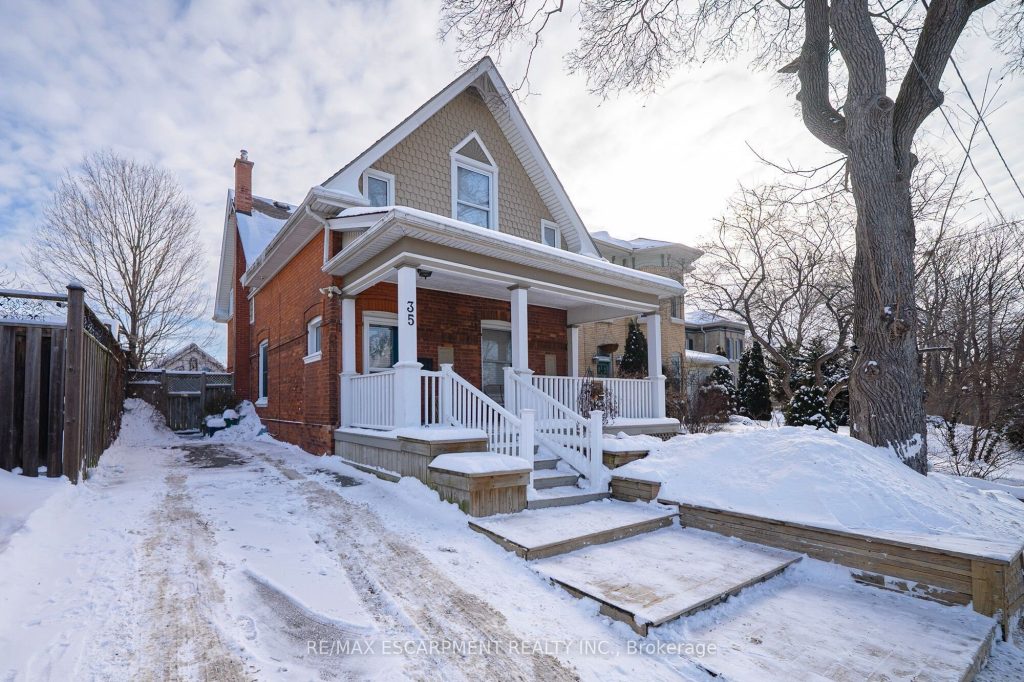 3-bedroom detached home for sale in Brantford — 35 Murray Street (Photo 1)