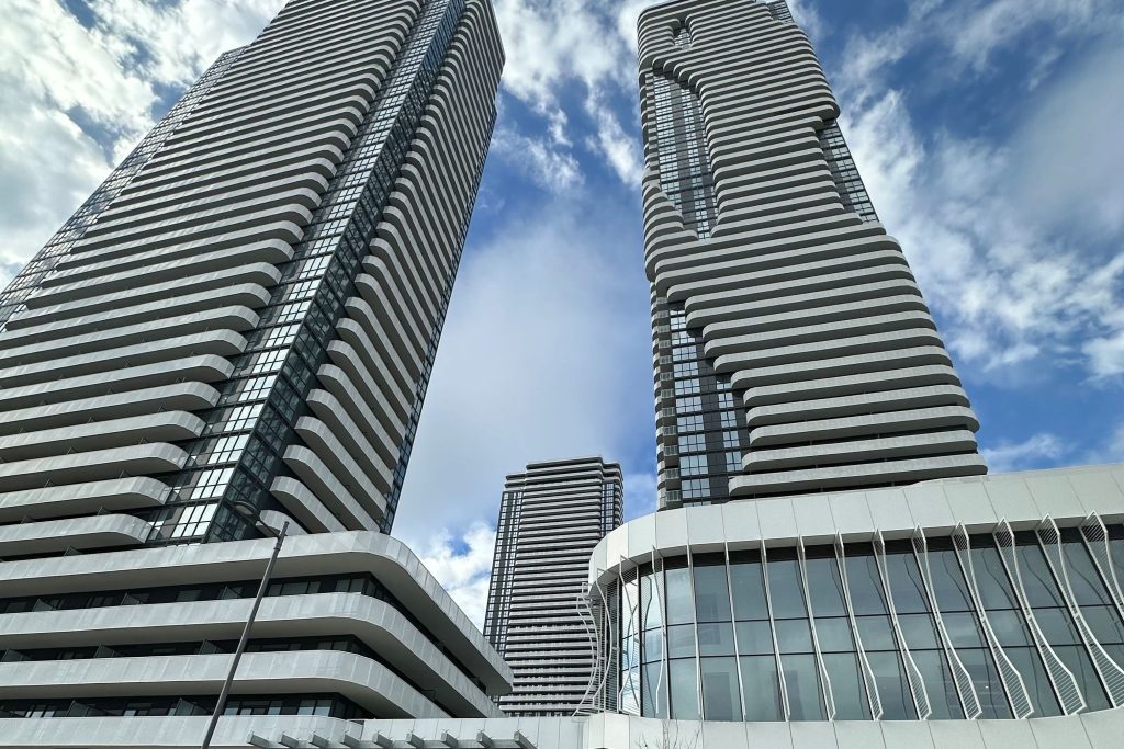 1-bedroom condo apartment for rent in Vaughan — 3815 - 28 Interchange Way (Photo 1)