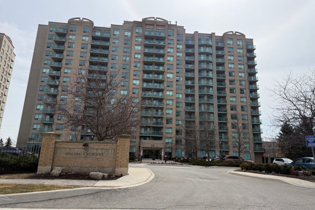 1-bedroom condo apartment for sale in York — 39 Oneida Crescent (Photo 1)
