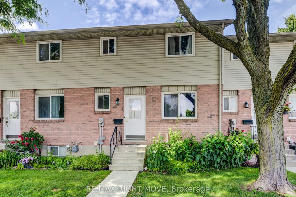 3-bedroom condo townhouse for sale in Oxford — 3 - 486 Springbank Avenue N (Photo 1)