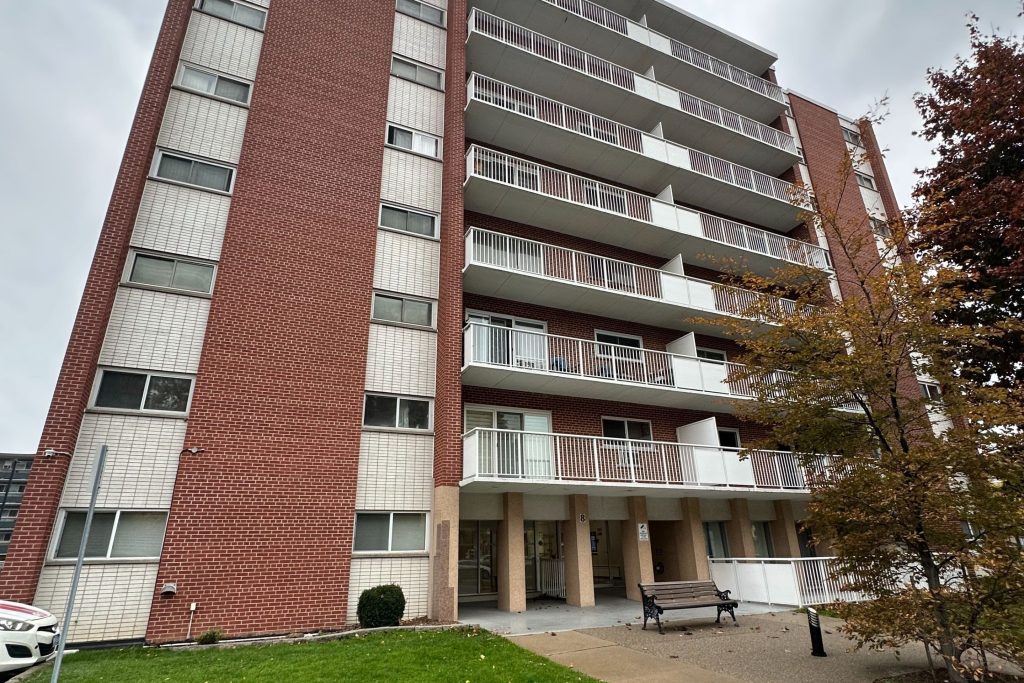 1-bedroom condo apartment for sale in Hamilton — 401 - 8 Woodman Drive S (Photo 1)