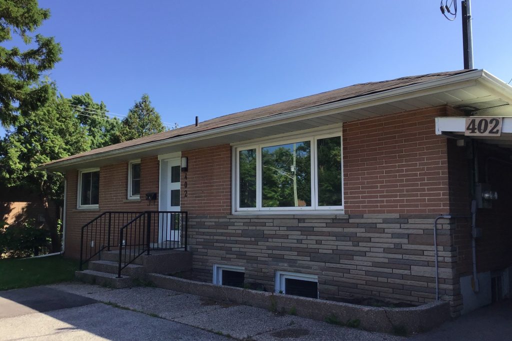 3-bedroom detached home for rent in Oakville — 402 Third Line (Photo 1)