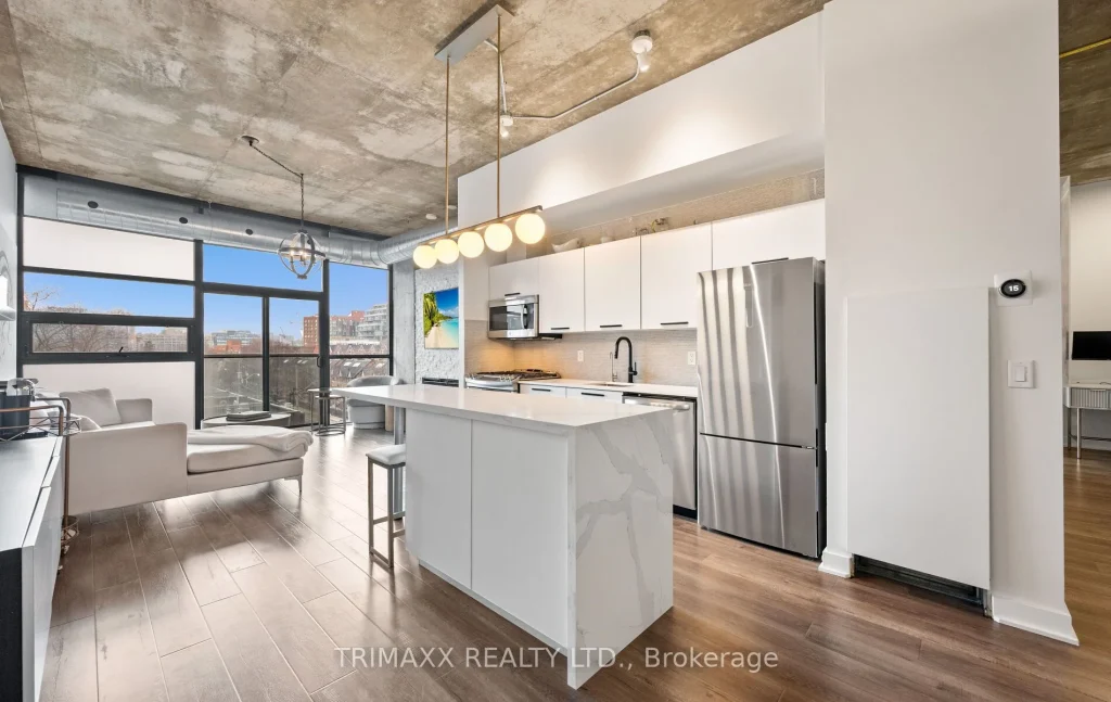 1-bedroom condo apartment for sale in Toronto — 403 - 60 Bathurst Street (Photo 1)