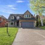 4-bedroom home for sale in Ancaster — 405 Valridge Drive (Photo 5)