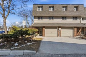 3-bedroom condo townhouse for sale in York — 40 - 24 Purple Sageway N/a