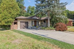5-bedroom single family residence home for sale in Hamilton — 40 Bertram Drive
