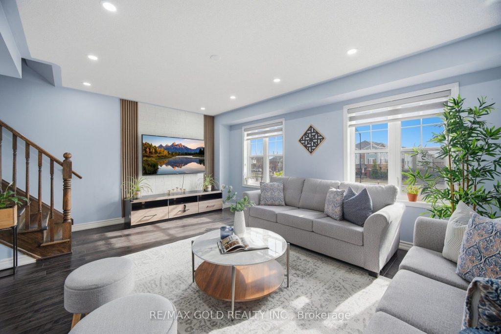 3-bedroom att/row/townhouse for sale in Peel — 40 Memory Lane E (Photo 1)