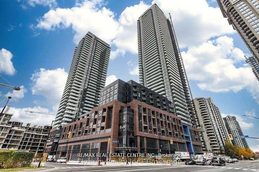 1-bedroom condo apartment for rent in Mississauga — 4301 - 430 Square One Drive (Photo 1)
