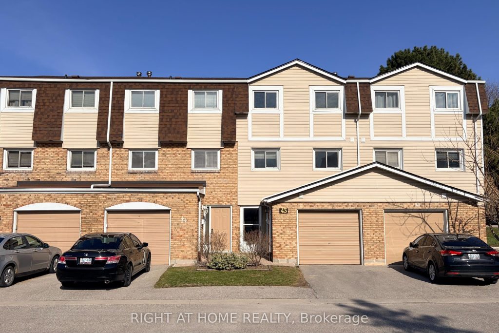 3-bedroom condo townhouse for sale in Hamilton — 43 - 11 Harrisford Street (Photo 1)