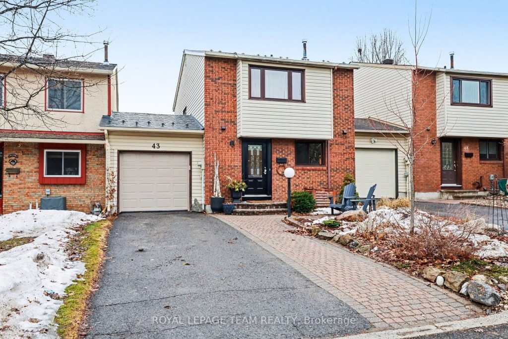 3-bedroom att/row/townhouse for sale in Ottawa — 43 Whelan Drive (Photo 1)