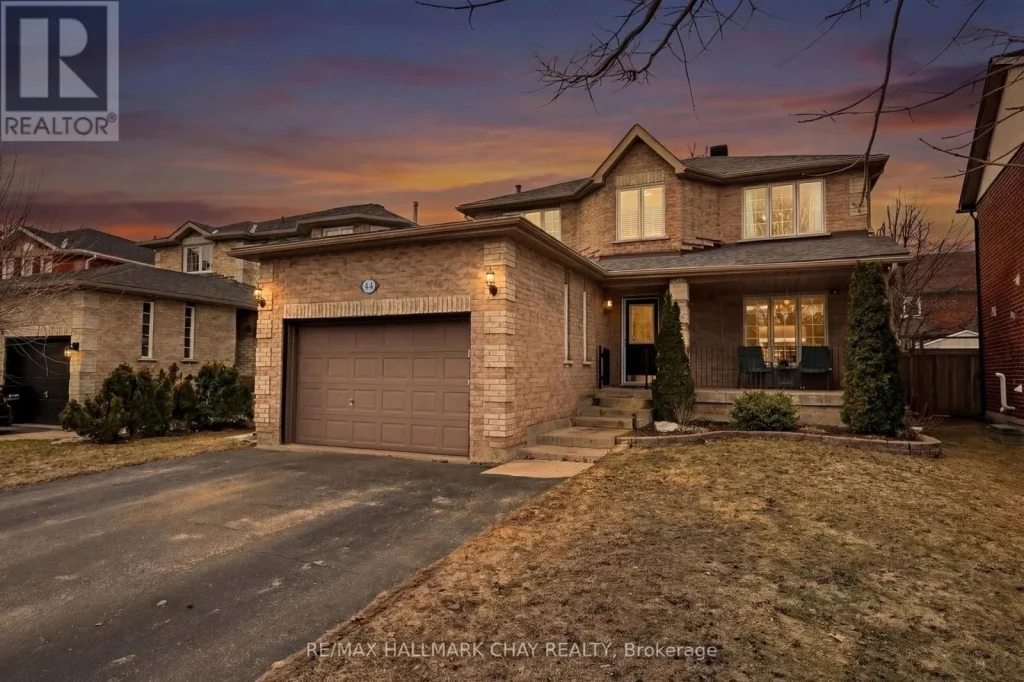 4-bedroom home for sale in Barrie — 44 Sherwood Court (Photo 1)