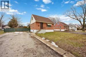 5-bedroom home for sale in Sarnia — 478 Indian Road North