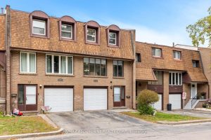 3-bedroom condo townhouse for sale in Kitchener — 48 - 49 Cedarwoods Crescent