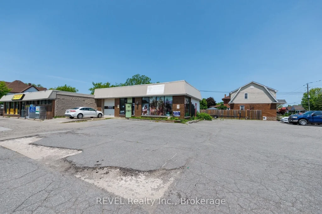 Studio commercial retail home for rent in Niagara Falls — 4957 Bridge Street (Photo 1)