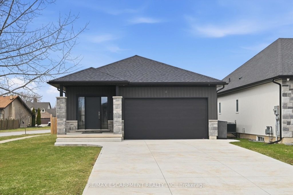 2-bedroom detached home for sale in Niagara — 4 Harvard Court (Photo 1)