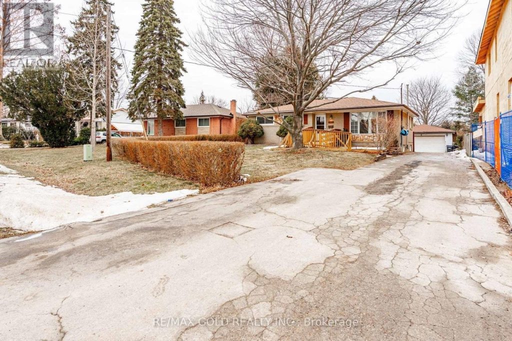 3-bedroom detached home for sale in Halton — 521 Sandbrook Road (Photo 1)