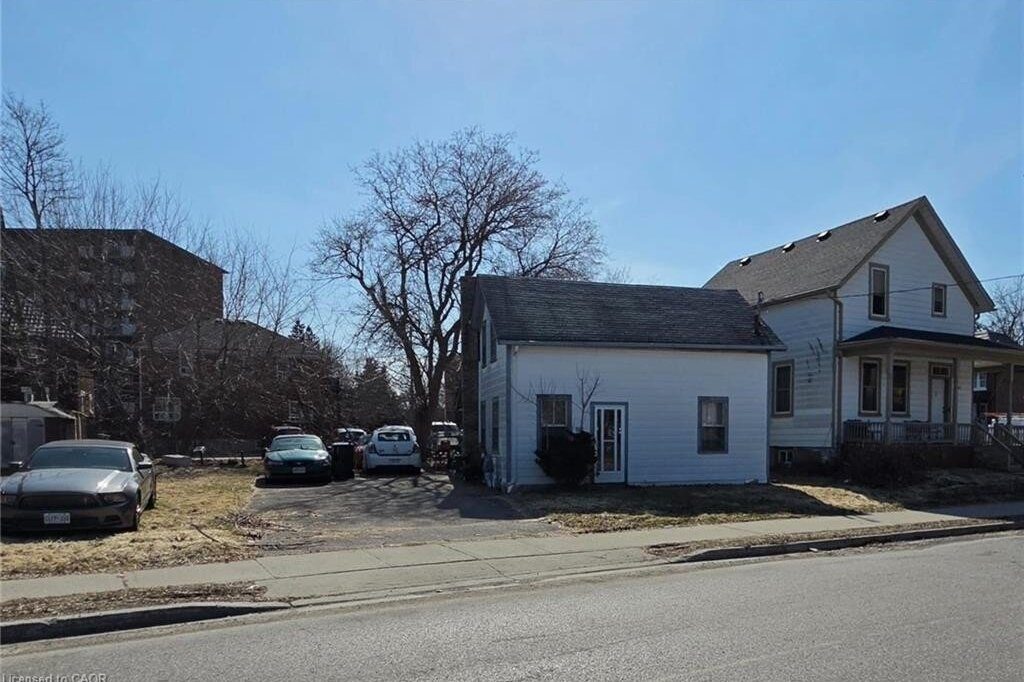 3-bedroom home for sale in Kitchener — 555 Park Street (Photo 1)