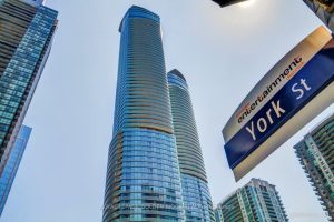 3-bedroom condo apartment for sale in Toronto — 5809 - 14 York Street
