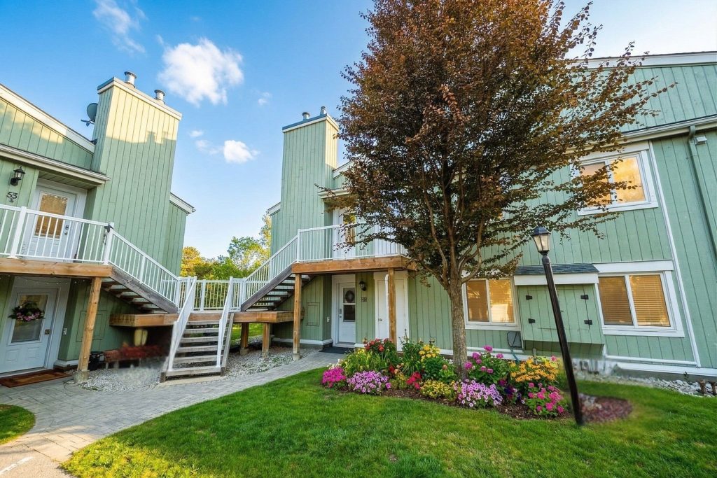 2-bedroom condo townhouse for rent in Collingwood — 58 - 19 Dawson Drive (Photo 1)