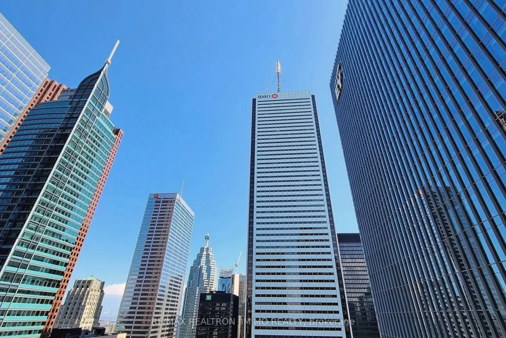 1-bedroom condo apartment for rent in Toronto — 603 - 70 Temperance Street (Photo 1)