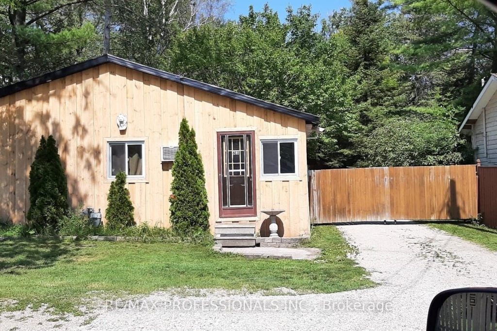 Studio investment home for sale in Wasaga Beach — 63 Beck Street (Photo 1)