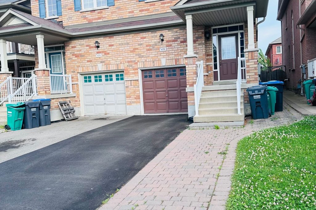 2-bedroom att/row/townhouse for rent in Mississauga — 658 Coach Drive (Photo 1)