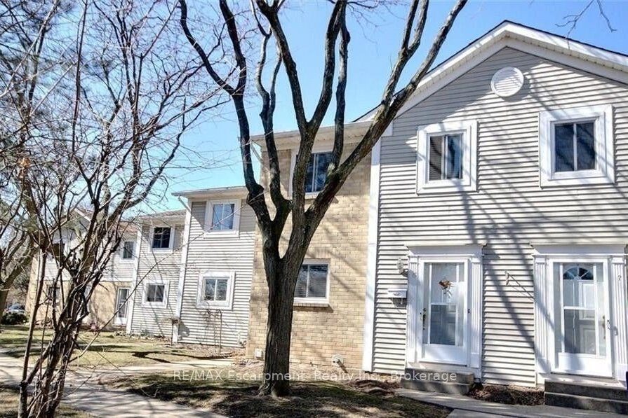 3-bedroom condo townhouse for sale in Niagara — 6 - 38 Elma Street (Photo 1)
