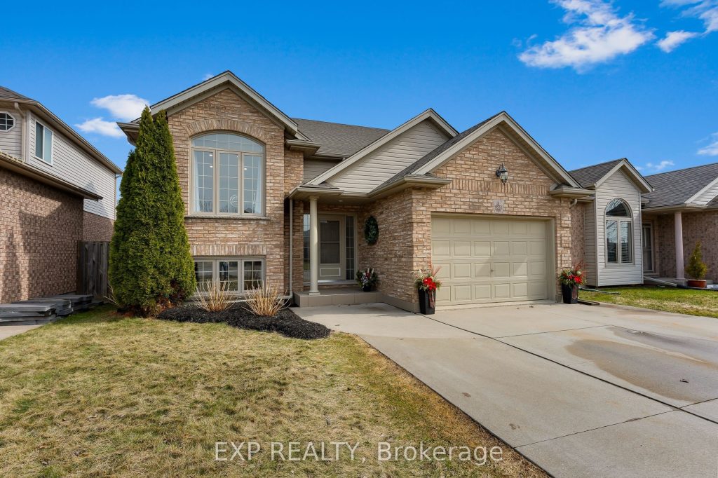 3-bedroom detached home for sale in Niagara — 7032 Kelly Drive (Photo 1)