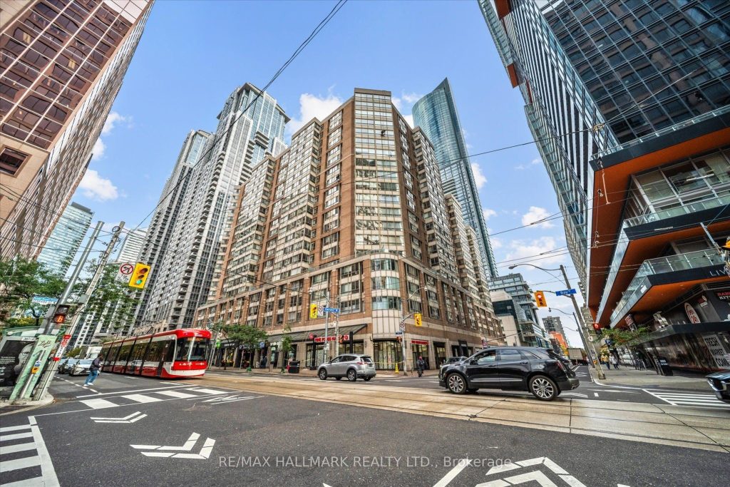 2-bedroom condo apartment for sale in Toronto — 703 - 717 Bay Street (Photo 1)