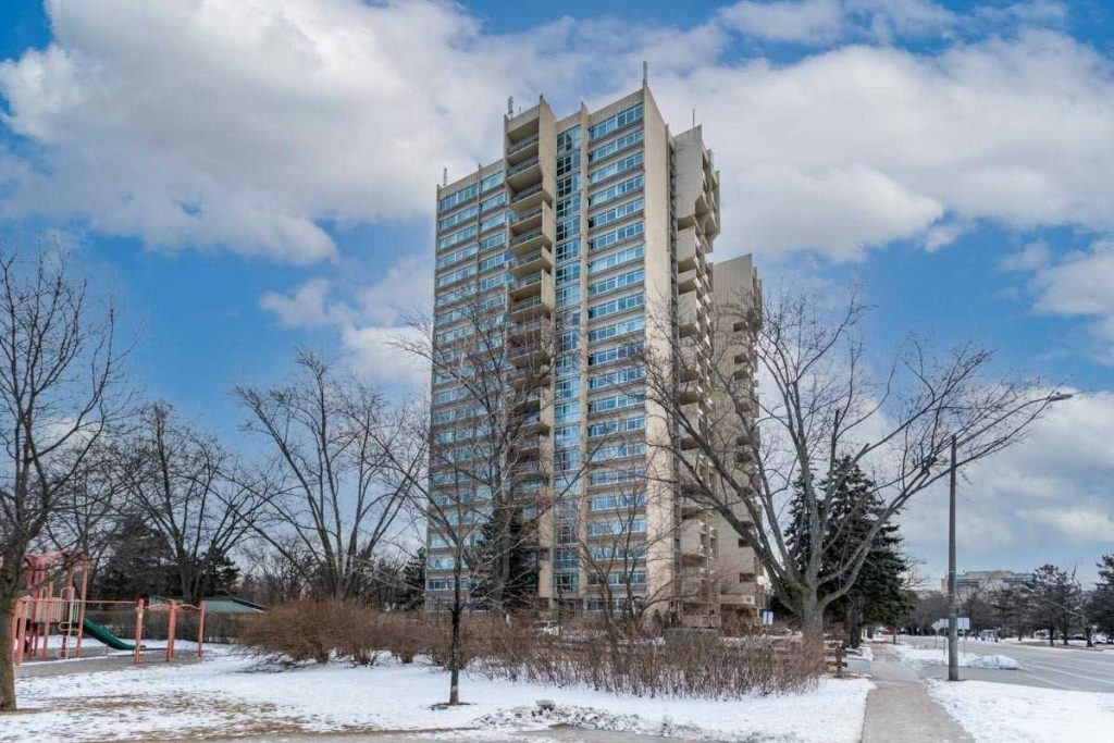 3-bedroom condo apartment for sale in Halton — 708 - 1359 White Oaks Boulevard (Photo 1)