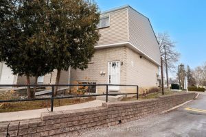 3-bedroom condo townhouse for sale in Peel — 7 - 400 Mississauga Valley Boulevard