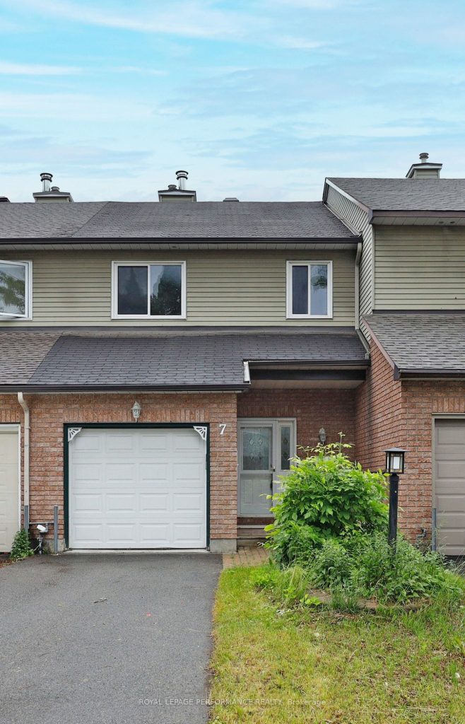 3-bedroom att/row/townhouse for rent in Ottawa — 7 Rueter Street (Photo 1)