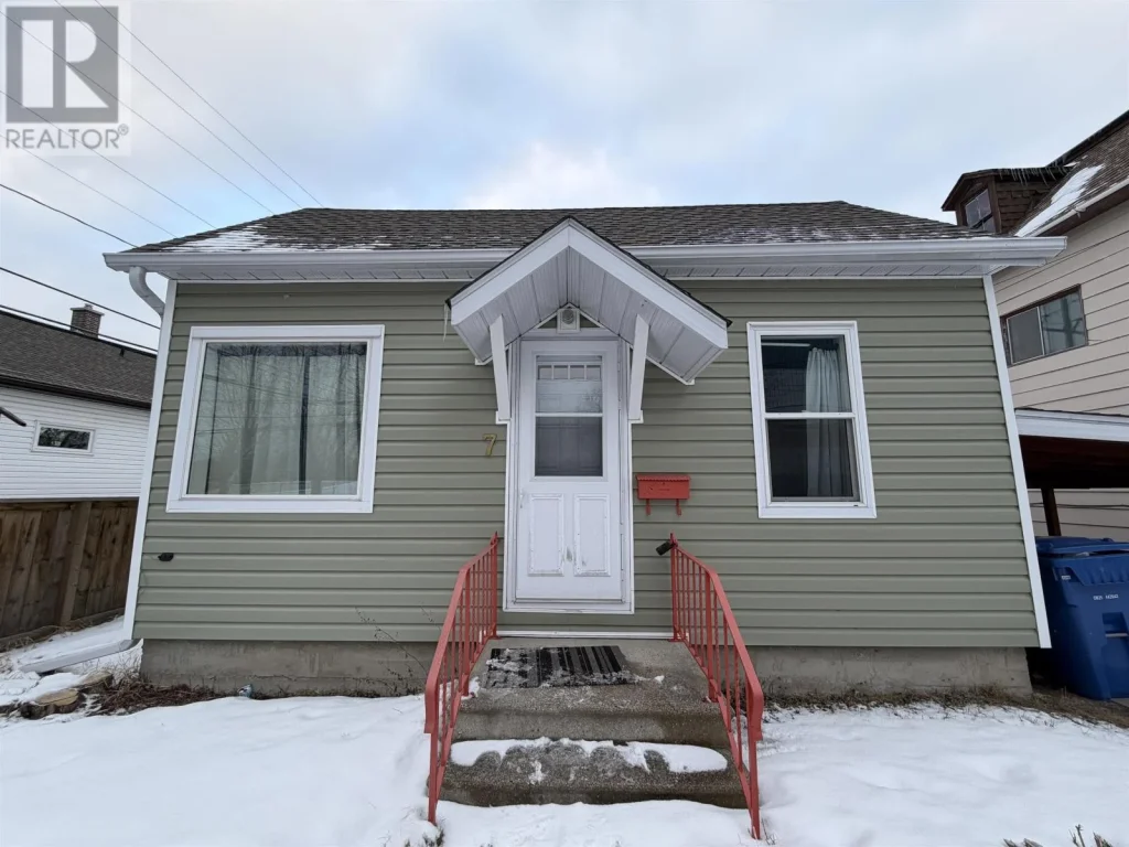 2-bedroom home for sale in Kenora — 7 Seventh Avenue South (Photo 1)