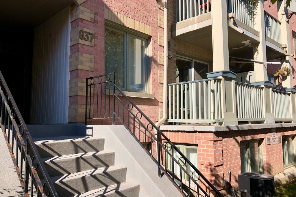 2-bedroom condo townhouse for rent in Richmond Hill — 837 - 75 Weldrick Road E (Photo 1)