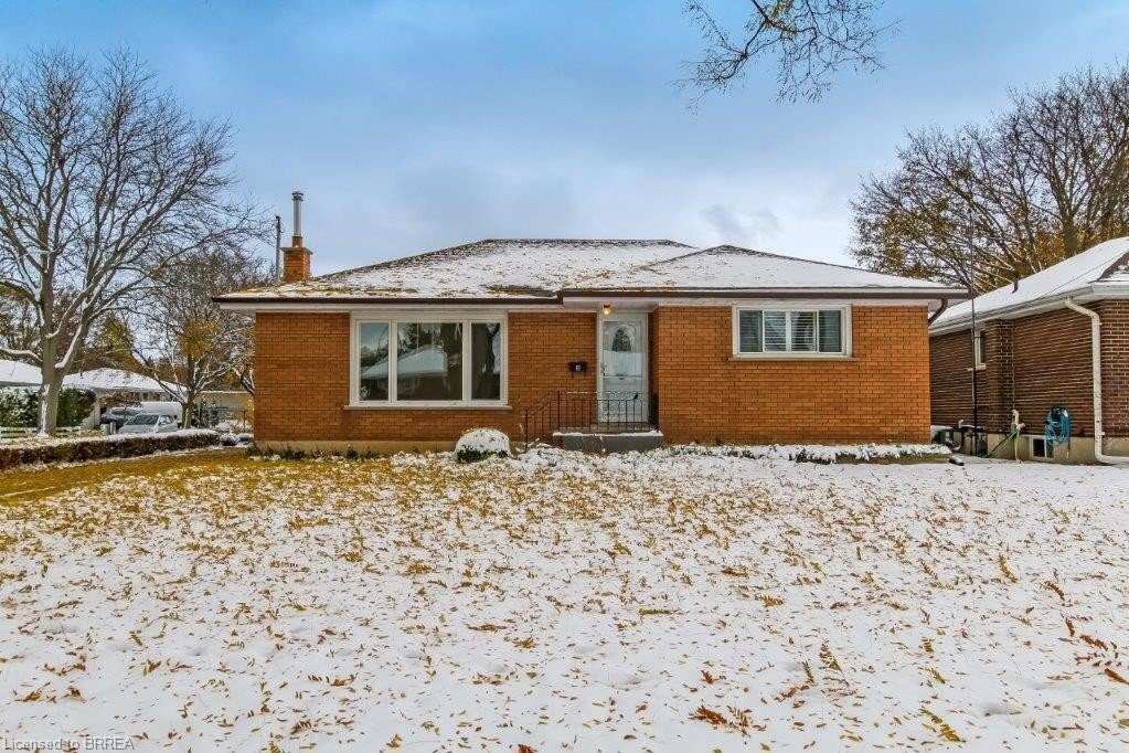 3-bedroom single family residence home for sale in Brantford — 8 Waddington Street (Photo 1)