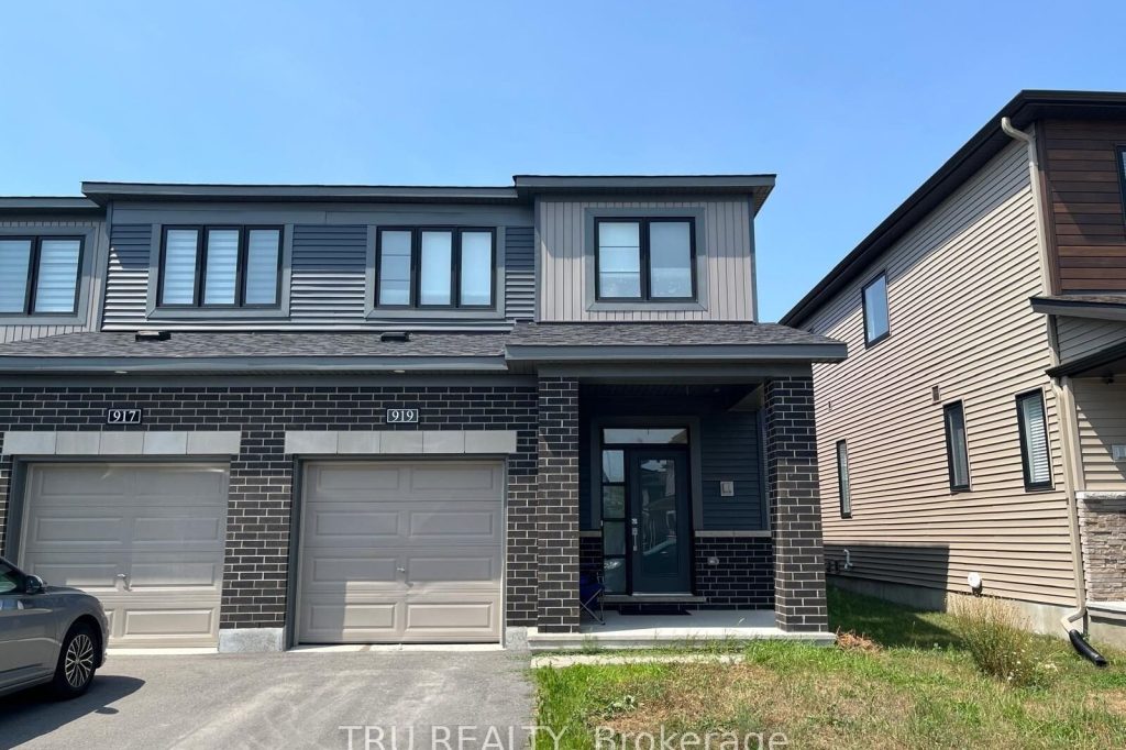3-bedroom att/row/townhouse for rent in Ottawa — 919 Athenry Court (Photo 1)