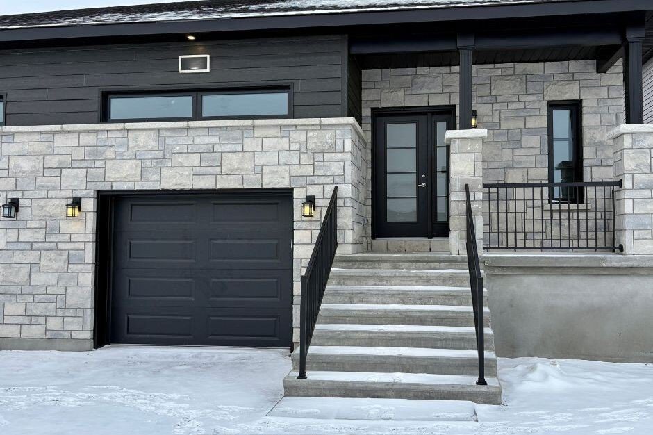 2-bedroom upper level home for rent in Russell — 919 Chablis Crescent (Photo 1)